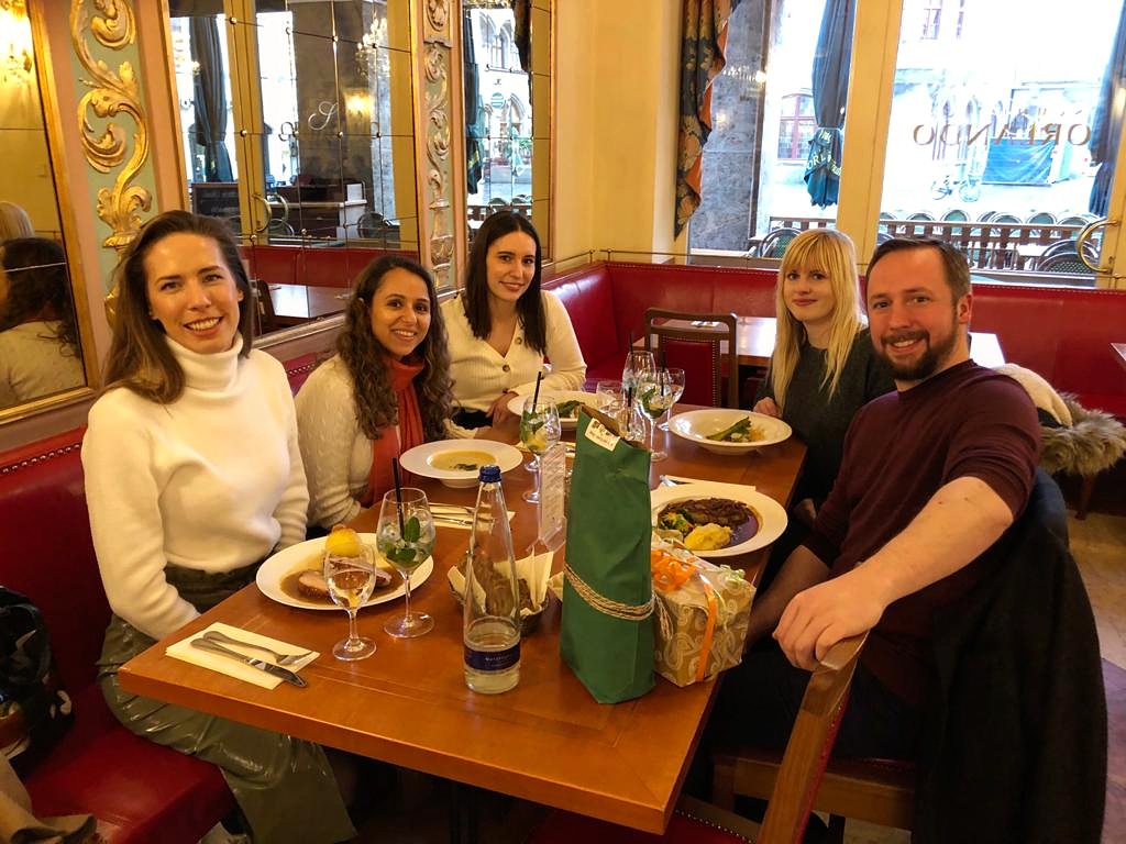 Eine Gruppe von Menschen sitzt an einem Tisch in einem Restaurant.